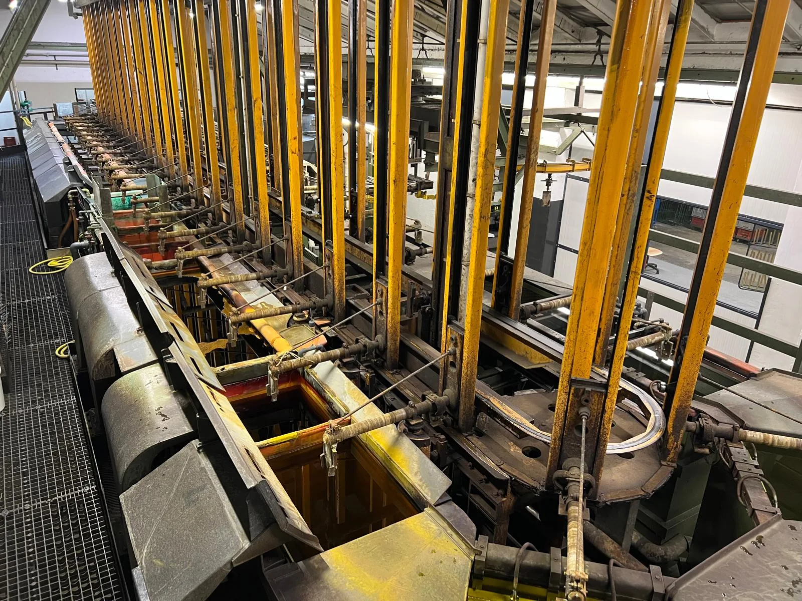 Ambiente produttivo Galvanik con vasche galvaniche in acciaio